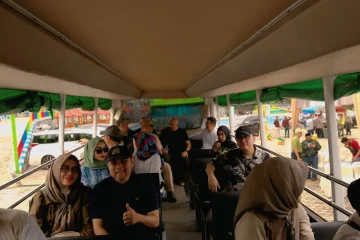 Suasana Wisatawan di Dalam Bus Wisata Bhakti Alam Pasuruan